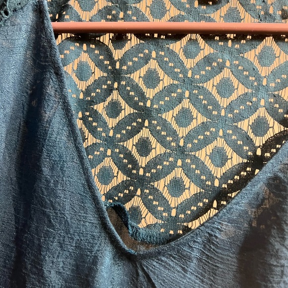 Women’s Valerie Stevens casual top with lace type design on shoulders and neck - Picture 4 of 4